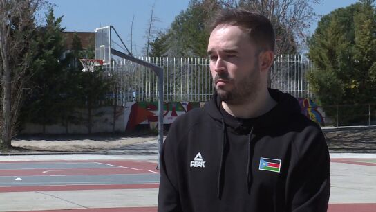 Alberto Antu&ntilde;a, seleccionador de basket femenino de Sud&aacute;n del Sur