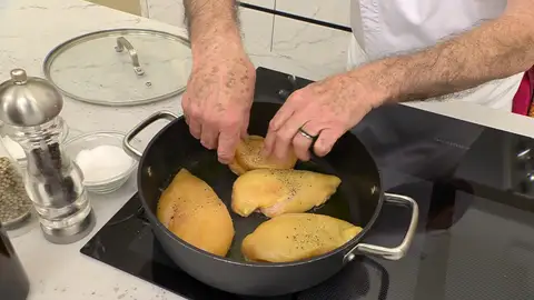 Salpimienta las pechugas de pollo, introdúcelas en la tartera y dóralas bien por los 2 lados Salpimienta las pechugas de pollo, introdúcelas en la tartera y dóralas bien por los 2 lados