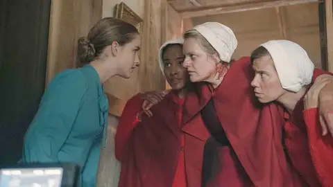 Mckenna Grace como Esther Keyes y Elisabeth Moss como June Osborne en El cuento de la criada Mckenna Grace como Esther Keyes y Elisabeth Moss como June Osborne en El cuento de la criada