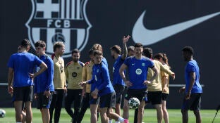 Gavi da un toque al bal&oacute;n en la Ciudad Esportiva Joan Gamper 