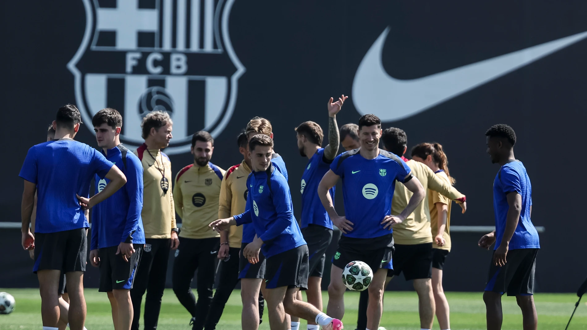 Gavi da un toque al balón en la Ciudad Esportiva Joan Gamper Gavi da un toque al balón en la Ciudad Esportiva Joan Gamper