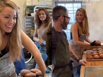 Blake Lively haciendo donuts en un caf&eacute;