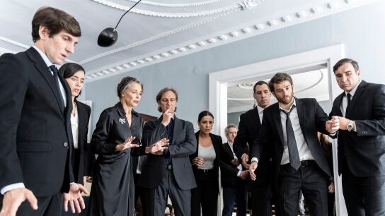 Reparto de Un funeral de locos