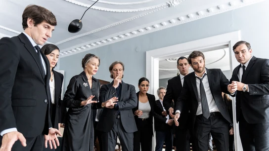 Reparto de Un funeral de locos Reparto de Un funeral de locos