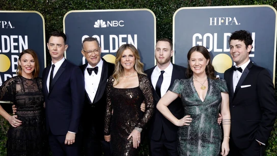 Tom Hanks junto a su mujer Rita Wilson y sus 4 hijos Tom Hanks junto a su mujer Rita Wilson y sus 4 hijos