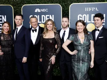 Tom Hanks junto a su mujer Rita Wilson y sus 4 hijos Tom Hanks junto a su mujer Rita Wilson y sus 4 hijos