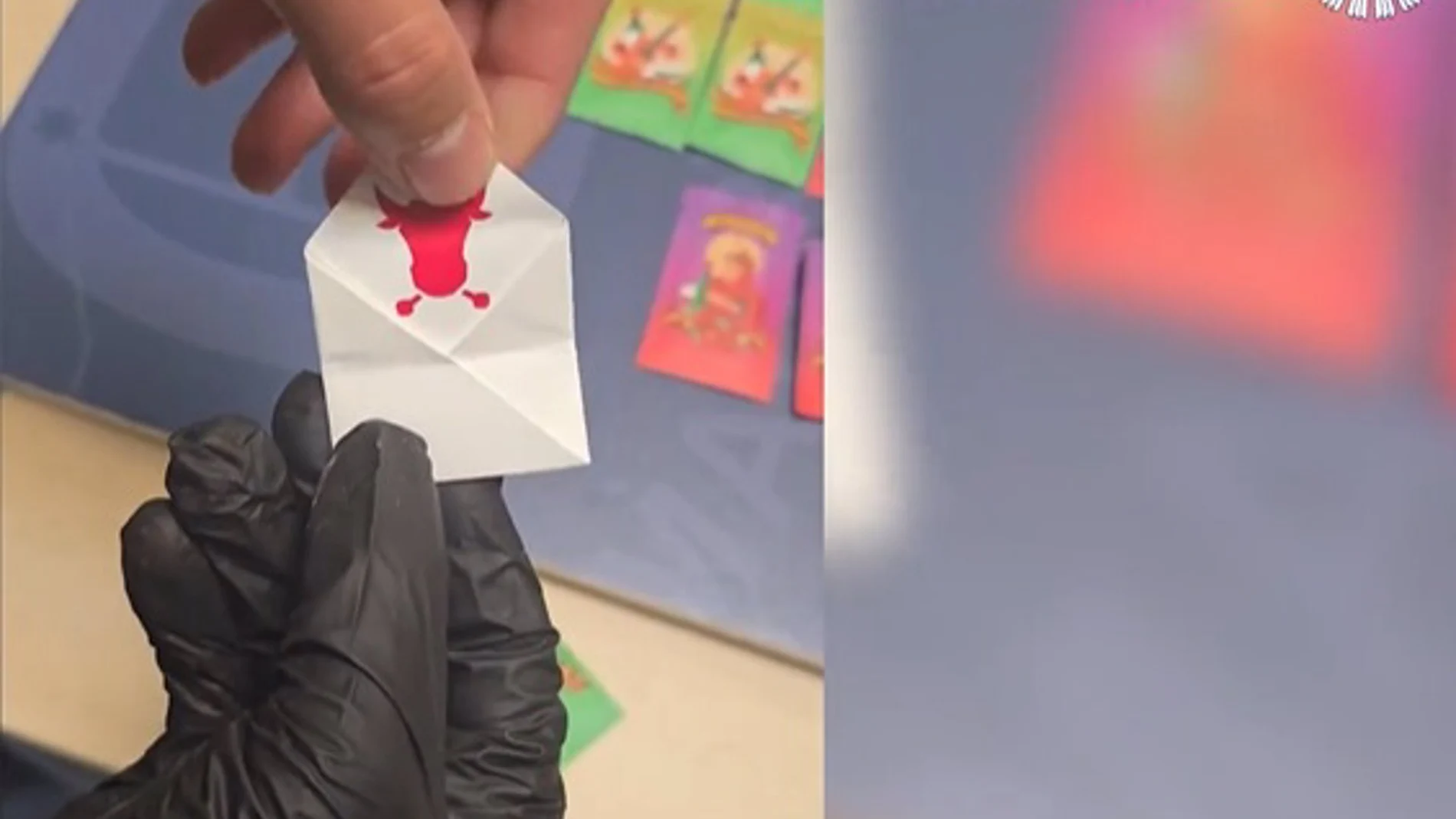 Detenido un hombre que vendía drogas en sobres de rasca y gana en el Centro de Madrid Detenido un hombre que vendía drogas en sobres de rasca y gana en el Centro de Madrid