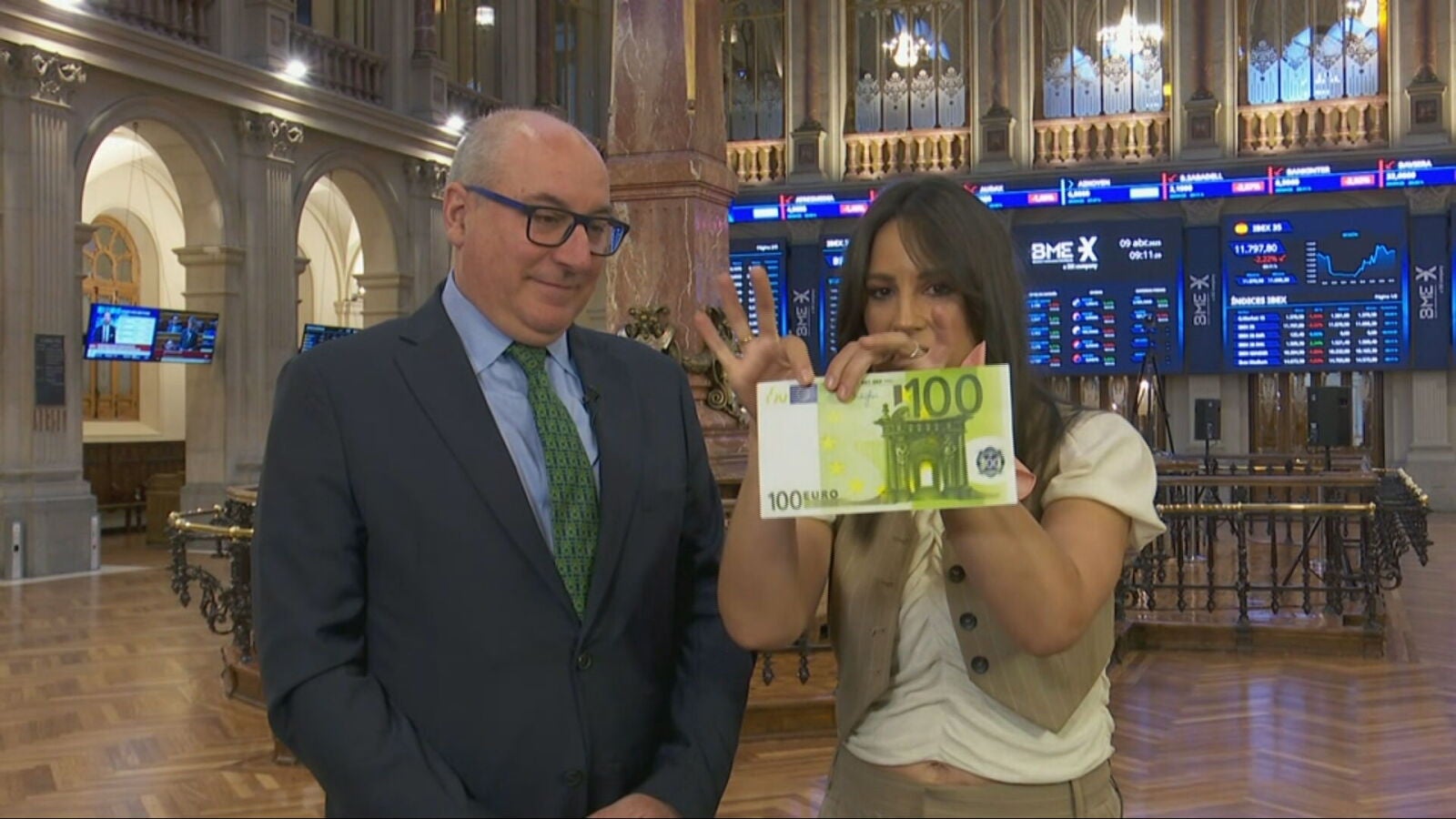 Lorena García rompe en directo un billete de 100 euros para explicar los efectos de los aranceles: 