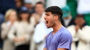 Carlos Alcaraz celebra su triunfo ante Francisco Cer&uacute;ndolo en Montecarlo