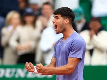 Carlos Alcaraz celebra su triunfo ante Francisco Cerúndolo en Montecarlo Carlos Alcaraz celebra su triunfo ante Francisco Cerúndolo en Montecarlo