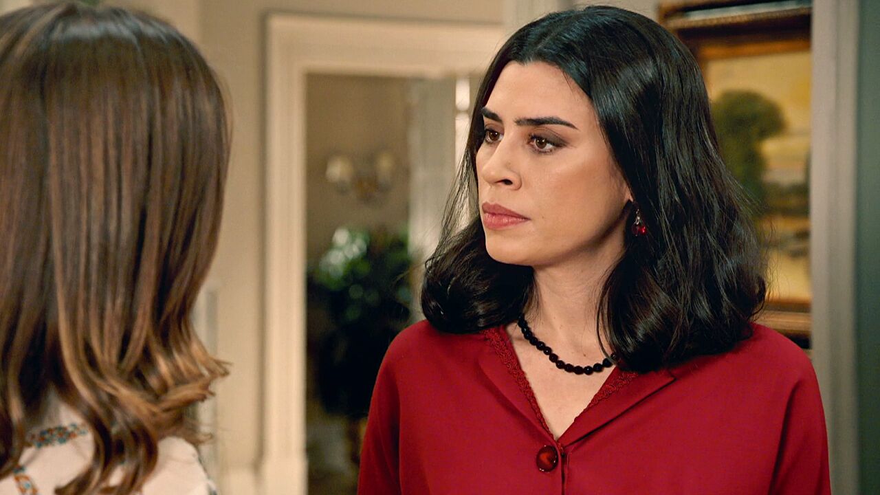 Begoña le deja claro a María que no piensa irse de casa de los De la Reina:  “No voy a permitir que les destroces la vida a Julia y a Andrés”