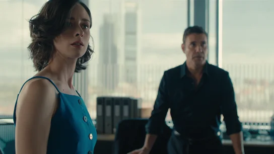 Amanda y César sorprendidos por la llegada del inspector Amanda y César sorprendidos por la llegada del inspector