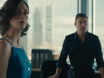 Amanda y César sorprendidos por la llegada del inspector Amanda y César sorprendidos por la llegada del inspector