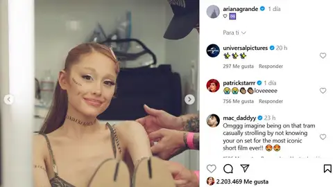 Ariana Grande se quita el rubio de Glinda en Wicked y vuelve a ser castaña Ariana Grande se quita el rubio de Glinda en Wicked y vuelve a ser castaña