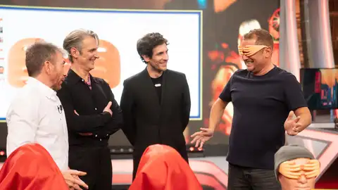 Las gafas más extravagantes del mercado: El Monaguillo deja boquiabiertos a Quim Gutiérrez y Ernesto Alterio Las gafas más extravagantes del mercado: El Monaguillo deja boquiabiertos a Quim Gutiérrez y Ernesto Alterio