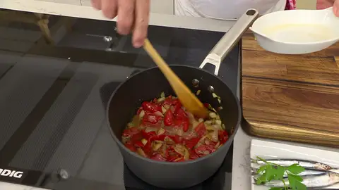 Sazona y cocina las verduras a fuego medio Sazona y cocina las verduras a fuego medio