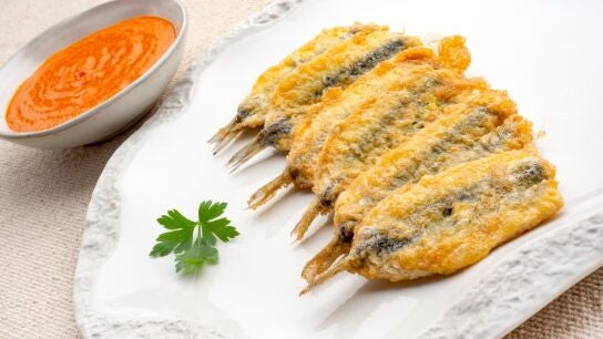 Anchoas rebozadas con salsa de piquillos