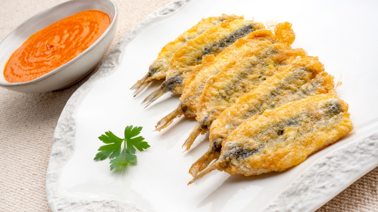 Anchoas rebozadas con salsa de piquillos, de Karlos Arguiñano Anchoas rebozadas con salsa de piquillos, de Karlos Arguiñano