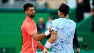 Novak Djokovic y Alejandro Tabilo se saludan tras el partido
