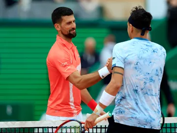 Novak Djokovic y Alejandro Tabilo se saludan tras el partido Novak Djokovic y Alejandro Tabilo se saludan tras el partido