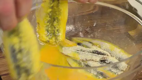 Sazona las anchoas, pásalas por la harina de garbanzo Sazona las anchoas, pásalas por la harina de garbanzo
