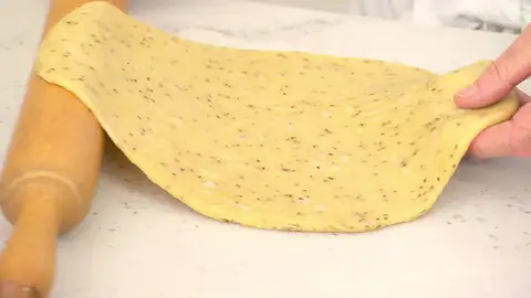 Pasa la masa a la encimera y estírala con un rodillo hasta dejarla bien fina Pasa la masa a la encimera y estírala con un rodillo hasta dejarla bien fina