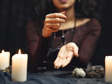 Una mujer haciendo un ritual