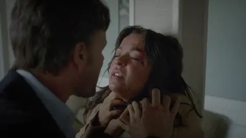 Gonzalo le da una paliza de muerte a Ángela… ¡pero ella consigue grabarle! Gonzalo le da una paliza de muerte a Ángela… ¡pero ella consigue grabarle!