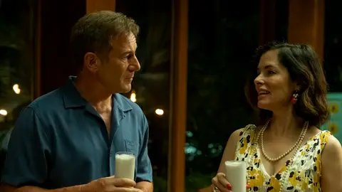 Jason Isaacs y Parker Posey en The White Lotus 3 Jason Isaacs y Parker Posey en The White Lotus 3