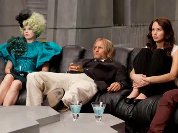 Effie, Haymitch y Katniss en Los Juegos del Hambre Effie, Haymitch y Katniss en Los Juegos del Hambre