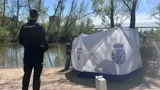 Efectivos de la Policía Nacional en la zona en la que ha aparecido el cuerpo sin vida Efectivos de la Policía Nacional en la zona en la que ha aparecido el cuerpo sin vida