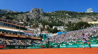 Carlos Alcaraz ejecuta un rev&eacute;s ante Daniel Altmaier en la pista central de Montecarlo