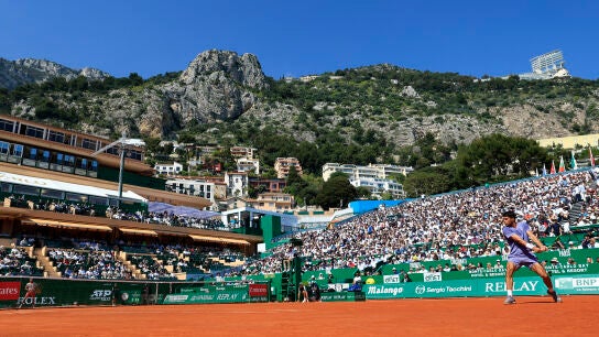 Carlos Alcaraz ejecuta un rev&eacute;s ante Daniel Altmaier en la pista central de Montecarlo