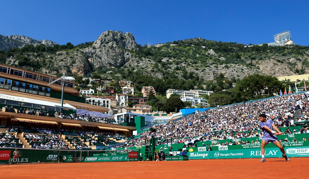 Carlos Alcaraz ejecuta un revés ante Daniel Altmaier en la pista central de Montecarlo