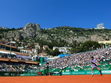 Carlos Alcaraz ejecuta un revés ante Daniel Altmaier en la pista central de Montecarlo Carlos Alcaraz ejecuta un revés ante Daniel Altmaier en la pista central de Montecarlo