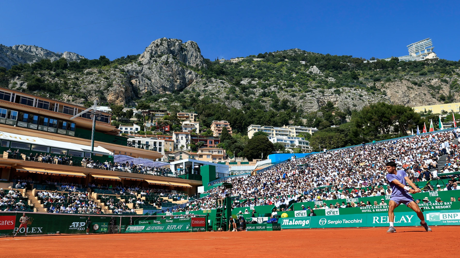 Carlos Alcaraz ejecuta un revés ante Daniel Altmaier en la pista central de Montecarlo Carlos Alcaraz ejecuta un revés ante Daniel Altmaier en la pista central de Montecarlo