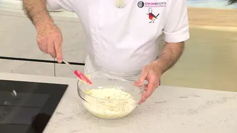 Pon la harina en un bol grande Pon la harina en un bol grande