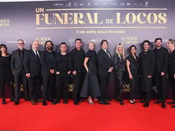 El reparto casi al completo de Un funeral de locos El reparto casi al completo de Un funeral de locos