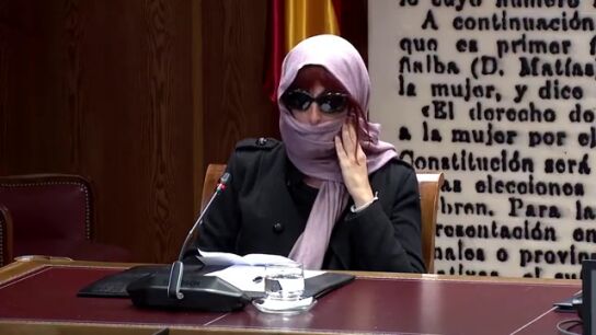 Exmujer de Koldo aparece con velo y gafas de sol