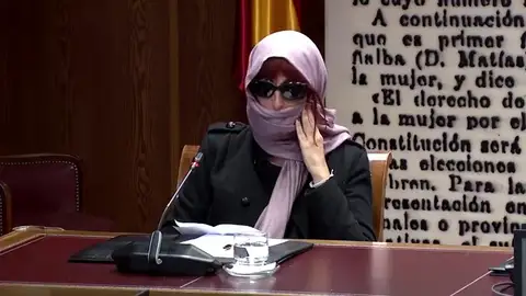 Exmujer de Koldo aparece con velo y gafas de sol Exmujer de Koldo aparece con velo y gafas de sol