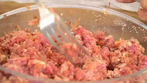 Agrega la carne de ternera, el jamón y los 2 huevos, y mezcla bien Agrega la carne de ternera, el jamón y los 2 huevos, y mezcla bien