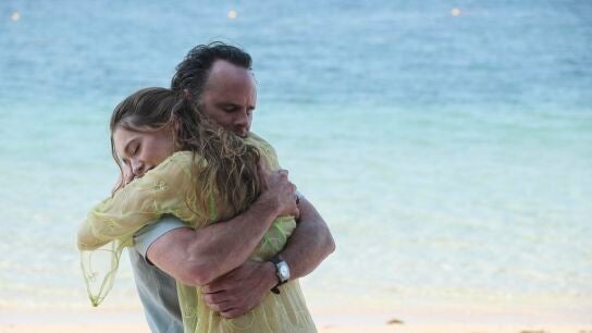 Walton Goggins y Aimee Lou Wood en The White Lotus