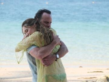 Walton Goggins y Aimee Lou Wood en The White Lotus