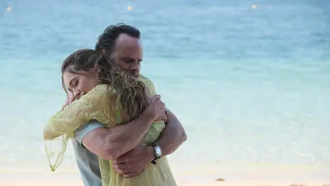 Walton Goggins y Aimee Lou Wood en The White Lotus Walton Goggins y Aimee Lou Wood en The White Lotus