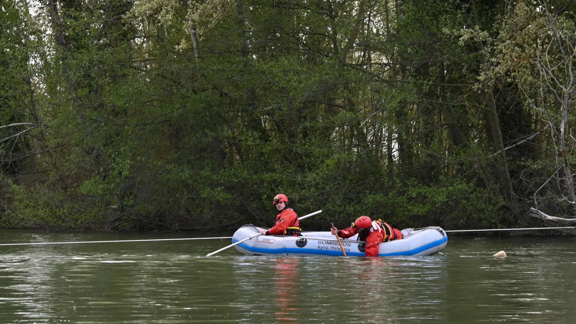 Bomberos buscando al joven Bomberos buscando al joven