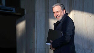 (Foto de ARCHIVO) FILED - 12 February 2025, Iran, Tehran: Iranian Foreign Minister Abbas Araghchi arrive for the weekly cabinet meeting in Tehran. Photo: -/Iranian Presidency/dpa - ATTENTION: editorial use only and only if the credit mentioned above is referenced in full 12/02/2025 ONLY FOR USE IN SPAIN