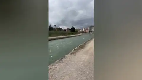 La policía local investiga cómo se produjo el accidente mortal en Roquetes en el que una madre y sus 3 hijos se precipitaron por el canal del Ebro La policía local investiga cómo se produjo el accidente mortal en Roquetes en el que una madre y sus 3 hijos se precipitaron por el canal del Ebro