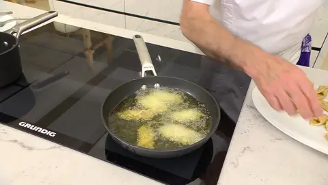 Escúrrelos sobre una fuente cubierta con papel absorbente de cocina Escúrrelos sobre una fuente cubierta con papel absorbente de cocina