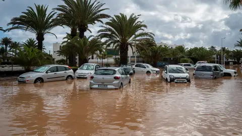 Fotografía de una calle anegada con coches afectados este sábado, en la localidad turística de Costa Teguise Fotografía de una calle anegada con coches afectados este sábado, en la localidad turística de Costa Teguise