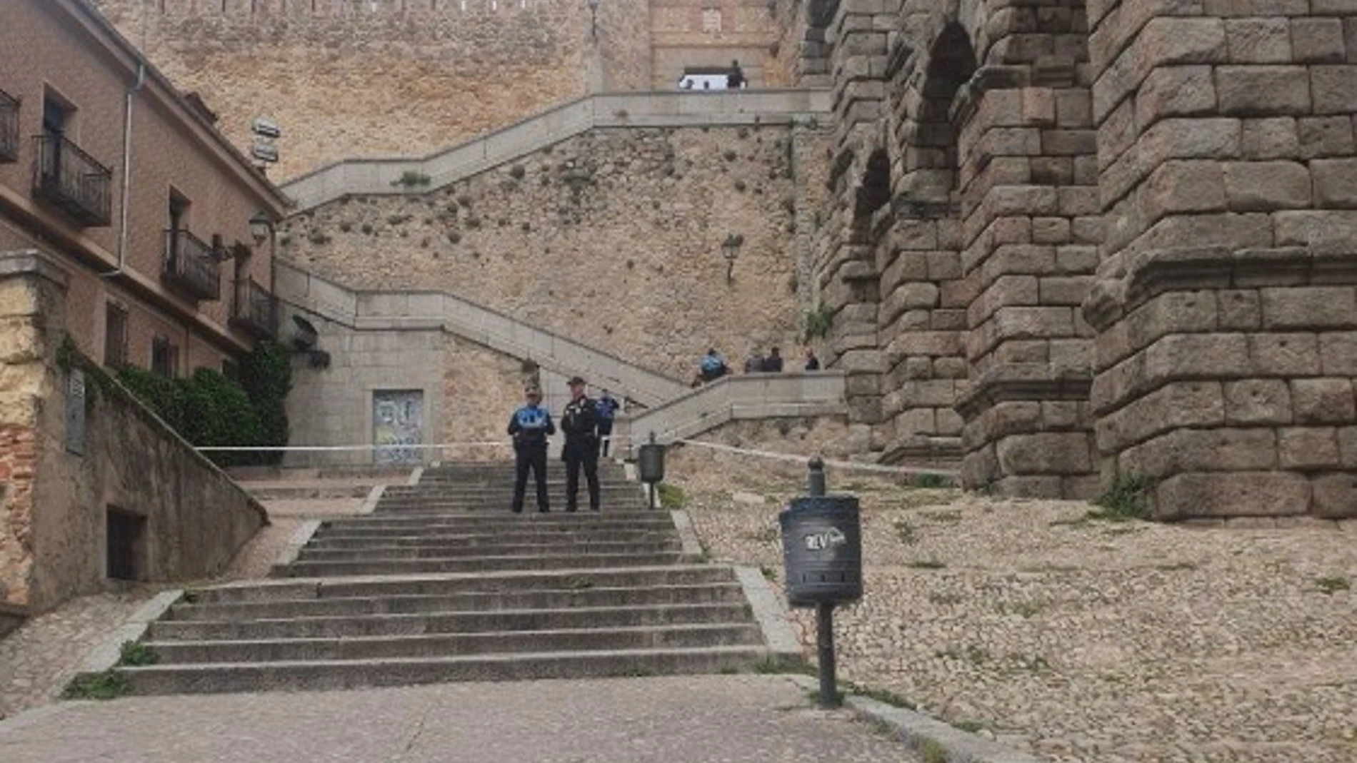 Fallece un hombre en Segovia tras precipitarse desde el mirador del Acueducto Fallece un hombre en Segovia tras precipitarse desde el mirador del Acueducto